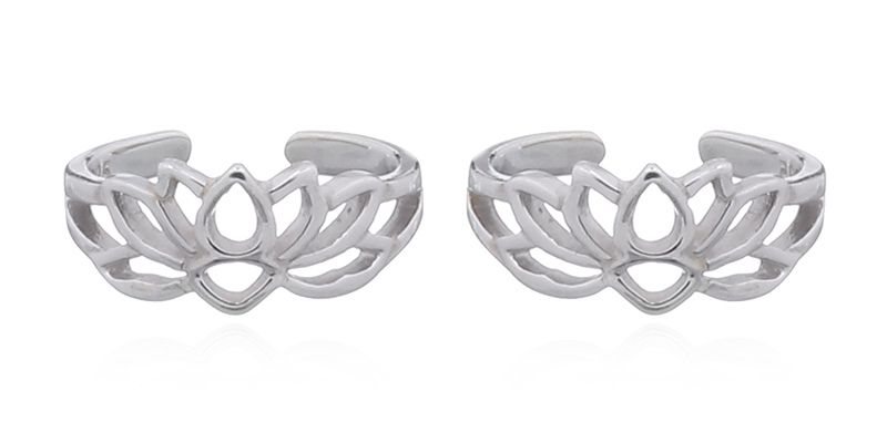 A pair of ear cuff with sterling silver lotus